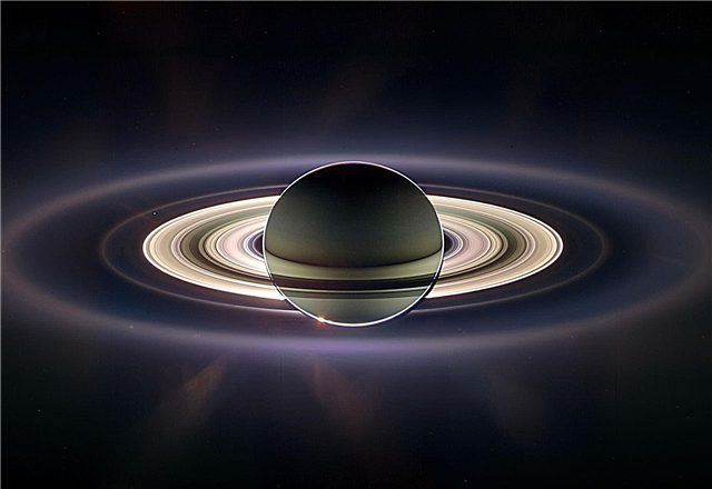 Sakiet sieru: Cassini piespraust vēl vienu "Bāli zilu punktu" Zemes attēls - žurnāls Space