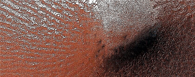 Марсианская поверхность вечной мерзлоты и пыли, запечатленная космическим кораблем НАСА