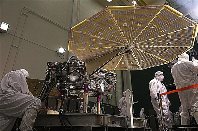 Лансат "Insight" НАСА поширює свої сонячні крила. Він полетить на Марс у травні 2018 року