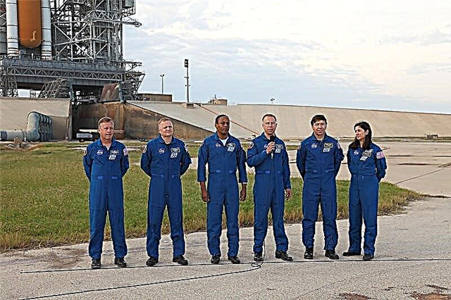 Equipe do STS-133 realiza treinamento em TCDT