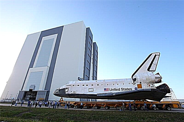Endeavor Rolls naar Vehicle Assembly Building voor Final Flight