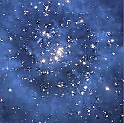 Prstan temne materije odkrit okoli grozda galaksije