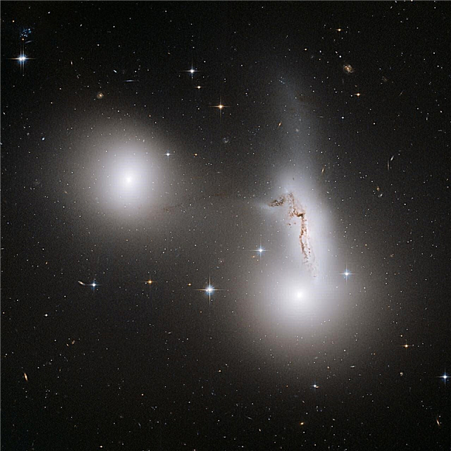Hubble Satovi Triple Galaxy Smash Up
