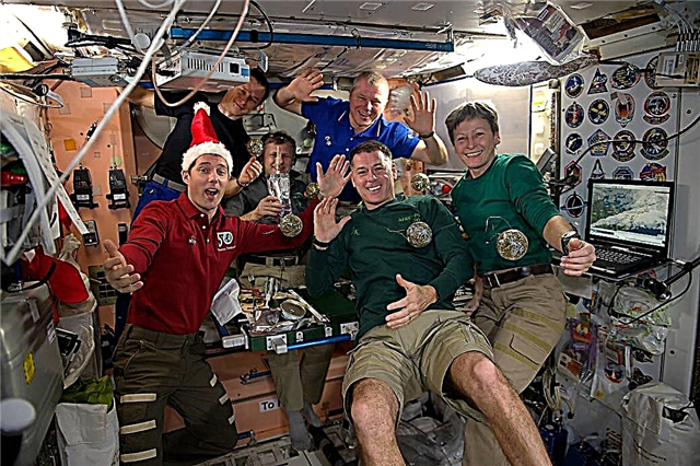 عيد ميلاد سعيد من الفضاء 2016
