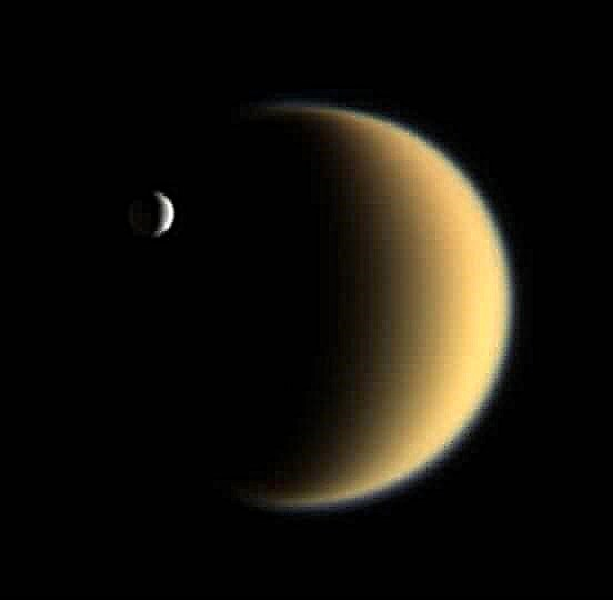 Слоевата атмосфера на Титан е изненадващо подобна на Земята