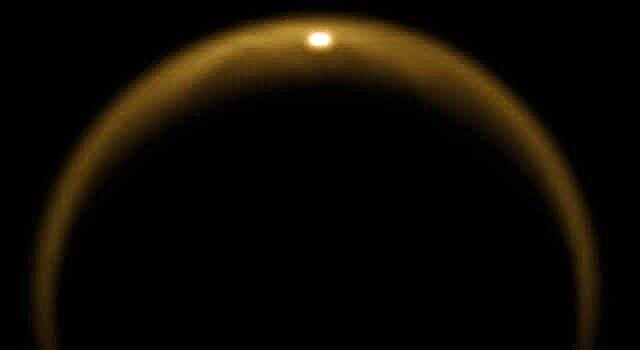 Cassini captura el sol que brilla en el lago de Titán