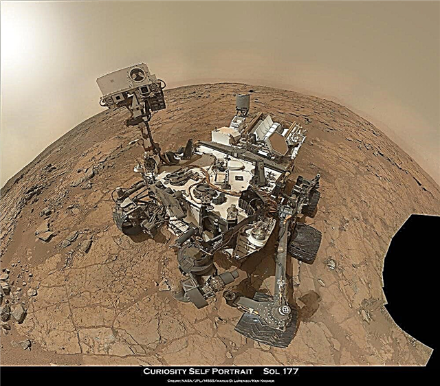 الفضول يحفر حفرة أول حفرة تاريخية في كوكب المريخ لأول تحليل علمي على الإطلاق