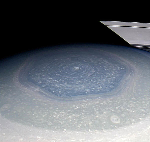 O estranho hexágono de Saturno - em cores vivas!