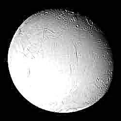 Encelado meridional cubierto de nieve fresca