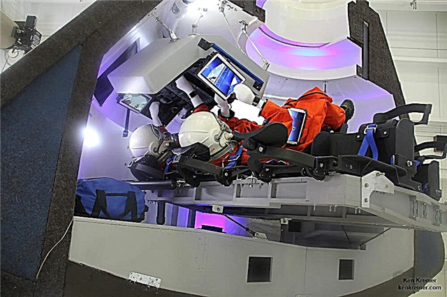 A Boeing bemutatta a CST-100 „Space Taxi” kereskedelmi űrhajósait az amerikai talajból