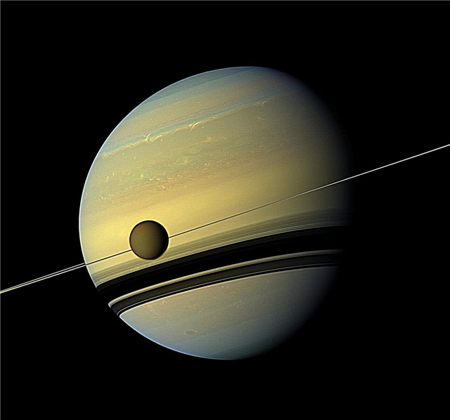 Ändern der Farbtöne signalisieren den Übergang der Jahreszeiten am Saturn