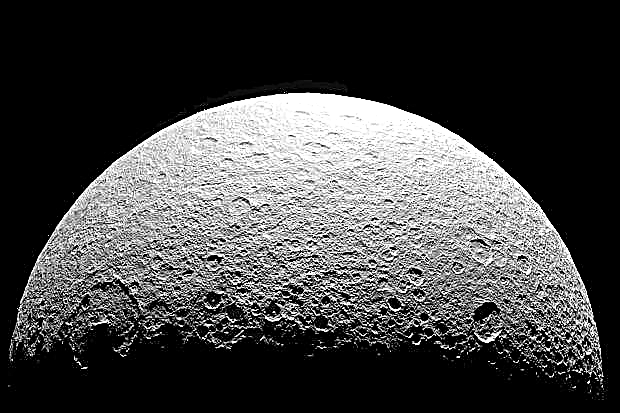 Лунната рея на Сатурн