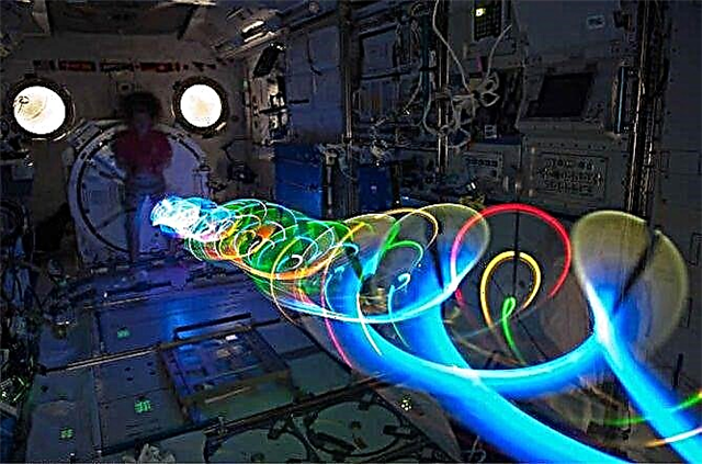 Ein farbenfrohes Kunstprojekt, das Sie nur im Weltraum durchführen können