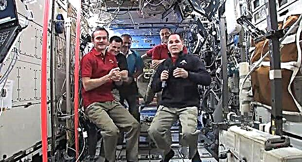 Ô Canada! Hadfield devient le premier commandant canadien de l'ISS