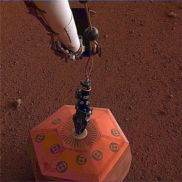 InSight platzierte gerade sein Seismometer auf der Marsoberfläche, um auf Erdbeben zu achten
