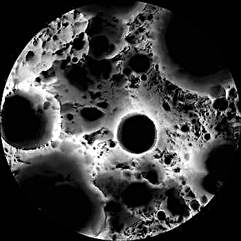 Nezvyčajný pohľad na južný pól Mesiaca