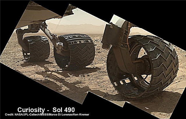 O planeta vermelho áspero balança as rodas da curiosidade do Rip Rover