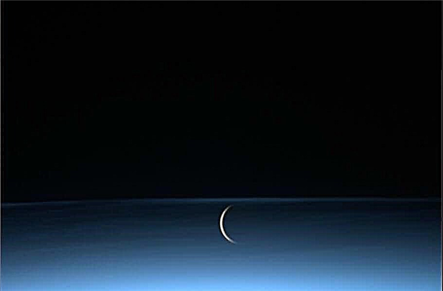 Foto impressionante do espaço: Lua nascendo entre nuvens noctilucentes