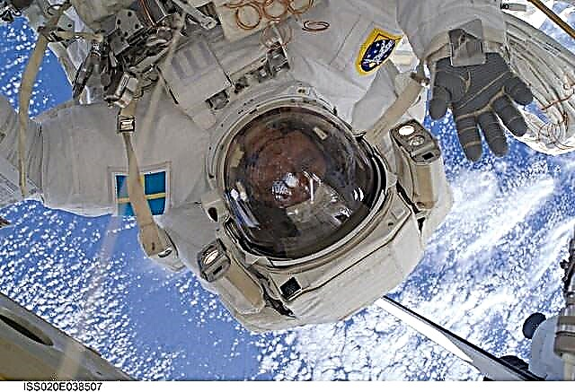 أفضل 10 صور (أو نحو ذلك) من STS-128