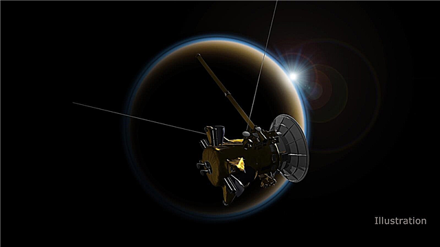 Кассини совершает последний полет Титана, прежде чем врезаться в Сатурн
