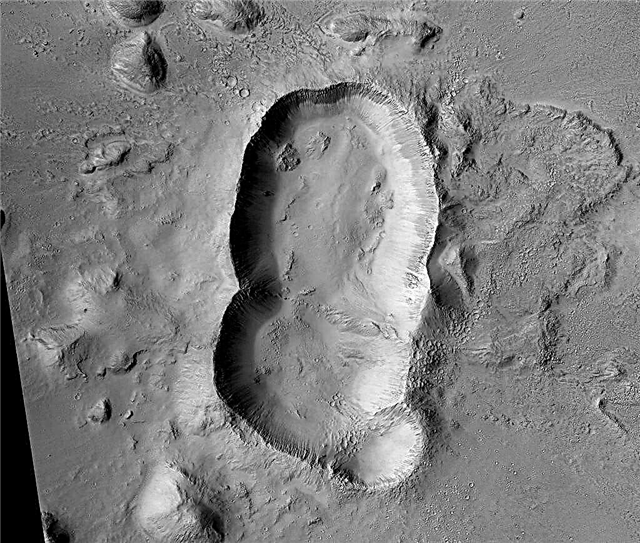 Fantastisk inverkanskrater där en trippel Asteroid krossade in i Mars