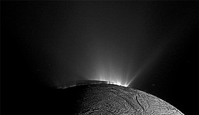 Moléculas orgânicas complexas estão borbulhando de dentro de Encélado