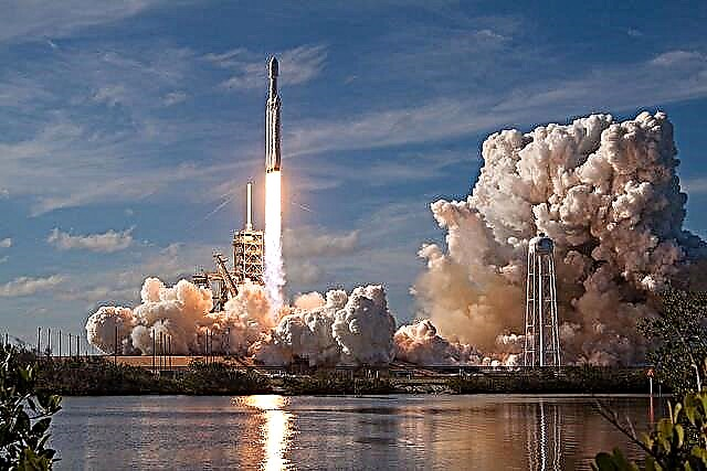 Difficile de ne pas avoir un peu de larmes Regarder cette vidéo de SpaceX à propos du lancement de Falcon Heavy