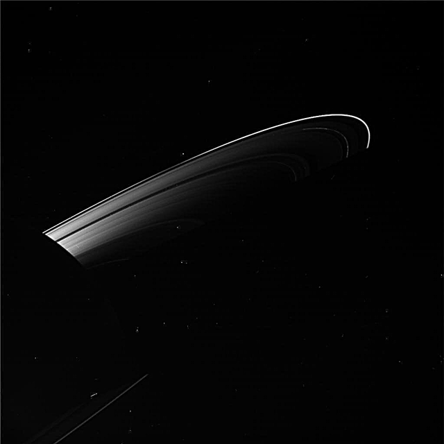 Več čudov enakonočnosti v prstanih Saturna