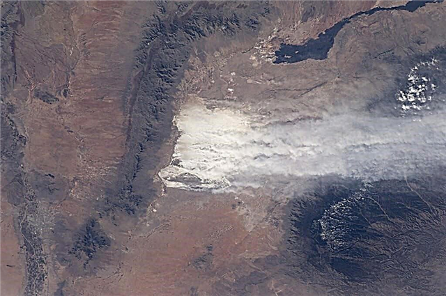 Вид с орбиты пыльной бури в огромных белых песках