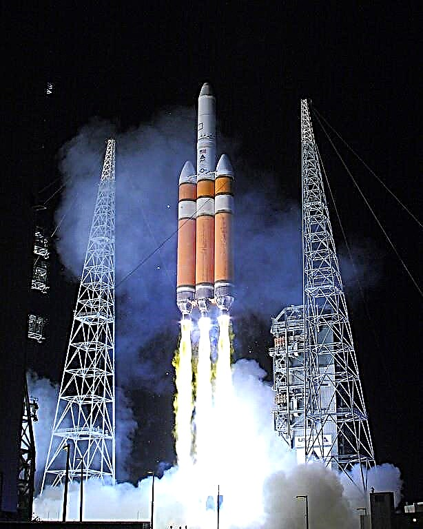 Delta IV Heavy Roars Off Launch Pad auf der geheimen NRO-Mission