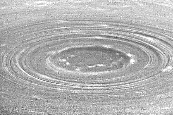 Cassini Data hat einen hoch aufragenden sechseckigen Sturm am Nordpol des Saturn aufgedeckt