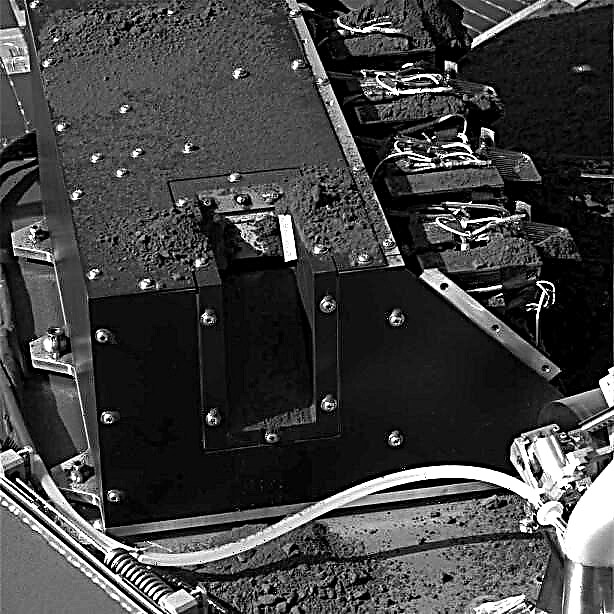 Phoenix Lander trdo dela, preden se poletje konča na Marsu