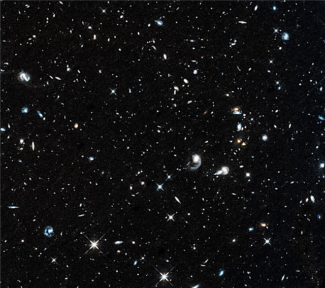 Primeira imagem do Hubble após retornar ao serviço. O telescópio está totalmente operacional novamente com três giroscópios em funcionamento
