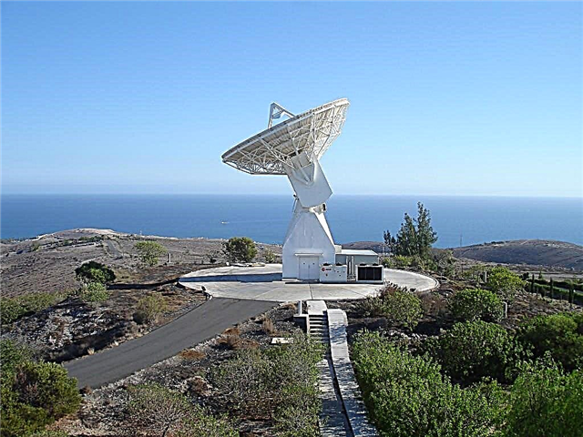 Antena das Ilhas Canárias sendo modificada para aumentar o sinal da sonda russa em Marte