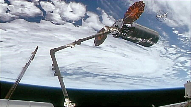 ס.ס. ג'ן קרנן מכבדת את מוניווקר האחרון מגיעה לתחנת החלל הבינלאומית המובילה המון ציוד וציוד מחקר