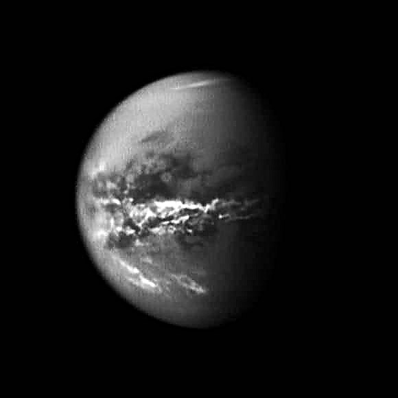 De lentedouches van Titan zorgen voor een stortvloed aan methaan en onderhouden 'droge' geulen