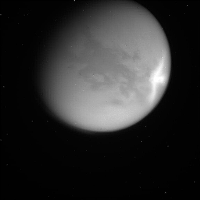 أكبر السحب على الإطلاق على تيتان