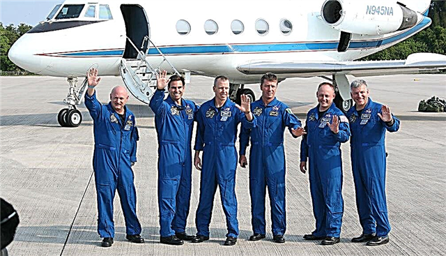 Endeavour Astronauts มาถึง Cape วันที่ 16 พฤษภาคม