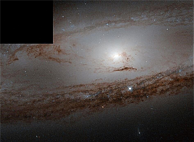 Messier 65 - pośrednia galaktyka spiralna NGC 3623