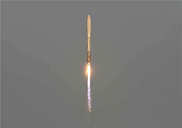 Kelyje į orbitą X-37B griaudžia nuo padėklo