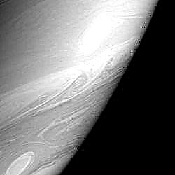 渦巻く嵐の土星