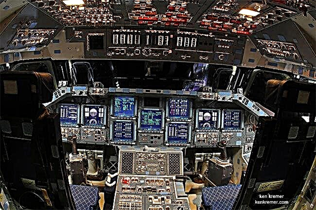Endeavour Unplugged - Last Picture Show vanaf de cockpit van een Living Space Shuttle Orbiter