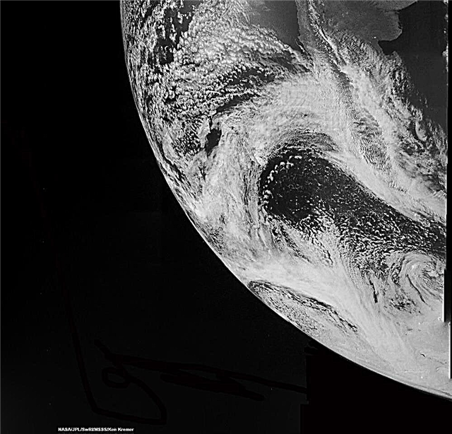 НАСА-ин Јуно свемирски брод враћа 1. летеће слике Земље док плови према Јупитеру