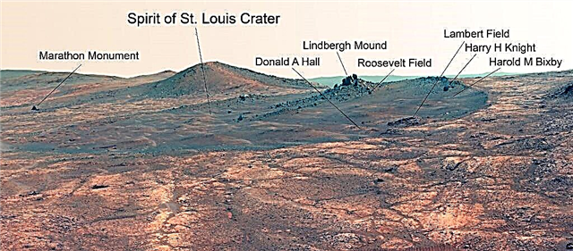 Opportunity Rover Team отмечают новаторский полет Линдберга на кратере на вершине горы Марс
