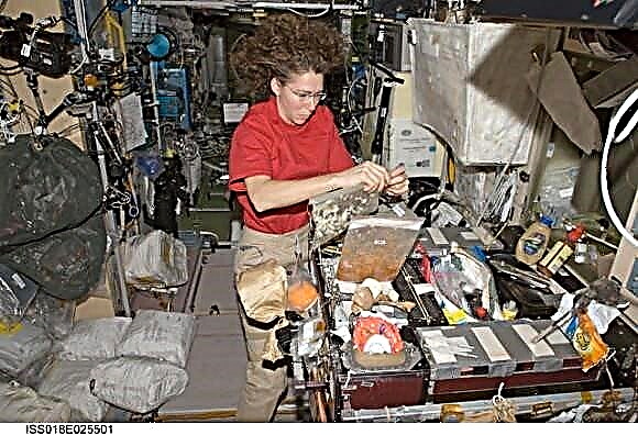 ISS "आयरन शेफ" अंतरिक्ष में हॉलिडे कुकिंग को याद करता है