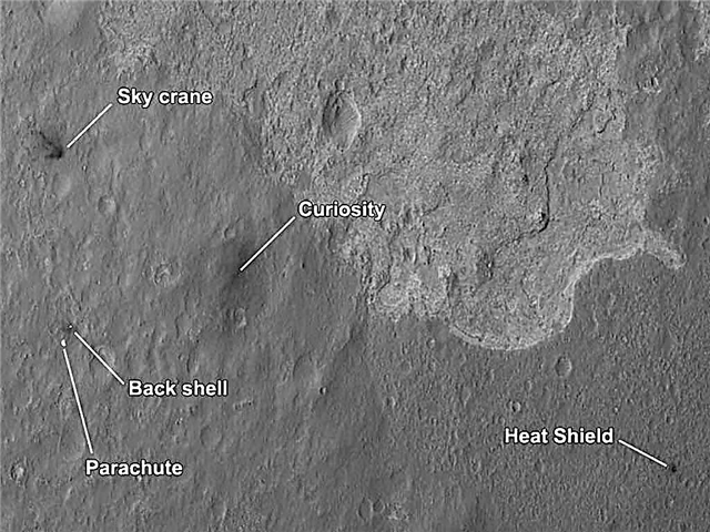 Rover, Sky Crane, bouclier thermique et parachute situés depuis Orbit par HiRISE