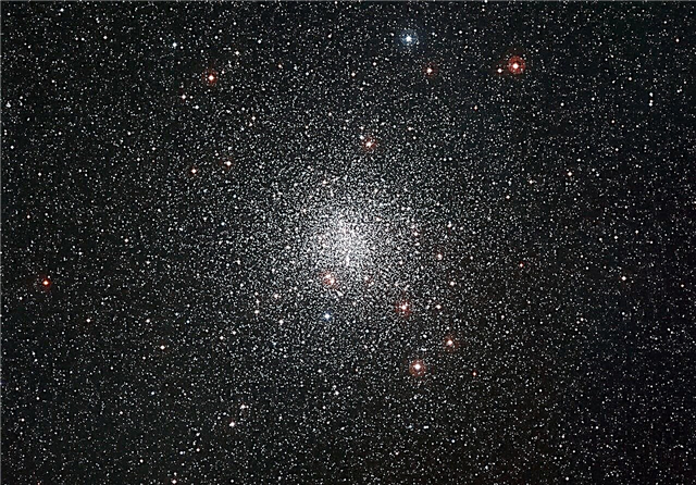 Messier 4 (M4) - אשכול הגלובולרי NGC 6121