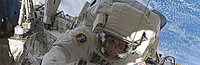 Astronauter don beskyttelsesudstyr til at fikse ISS toilet