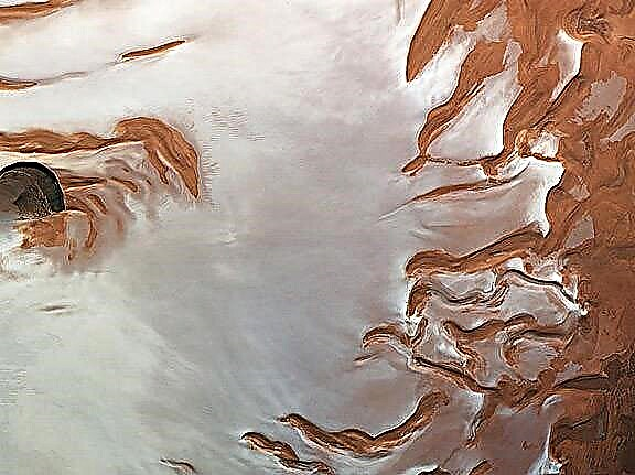 Faceți o învârtire virtuală în jurul polului nord al lui Marte