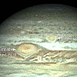 Červené škvrny od Jupitera sa navzájom blíži